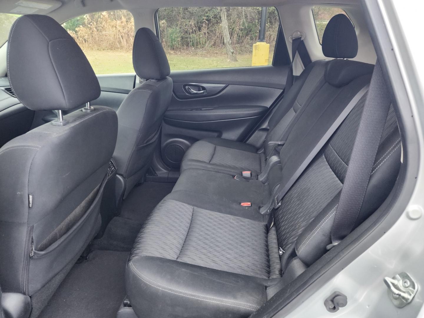 2019 Silver /Black Nissan Rogue SV (KNMAT2MV2KP) with an 2.5 4cyl. engine, Automatic transmission, located at 1221 Madison St., Shelbyville, TN, 37160, (931) 680-9439, 0.000000, 0.000000 - Photo#4
